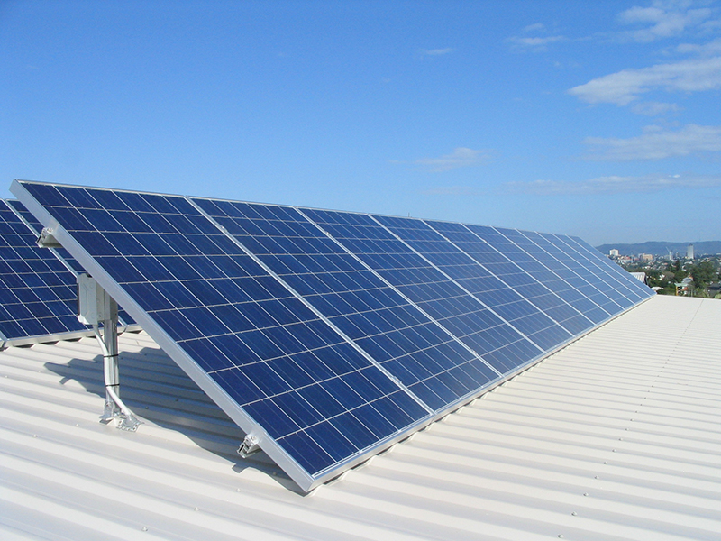 Rail en aluminium chez un client d'installation solaire sur le toit en 2022