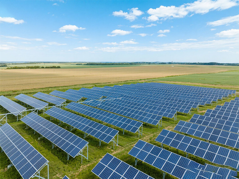 Application du zinc-aluminium-magnésium (Zn-AL-MG) dans les systèmes de montage solaire