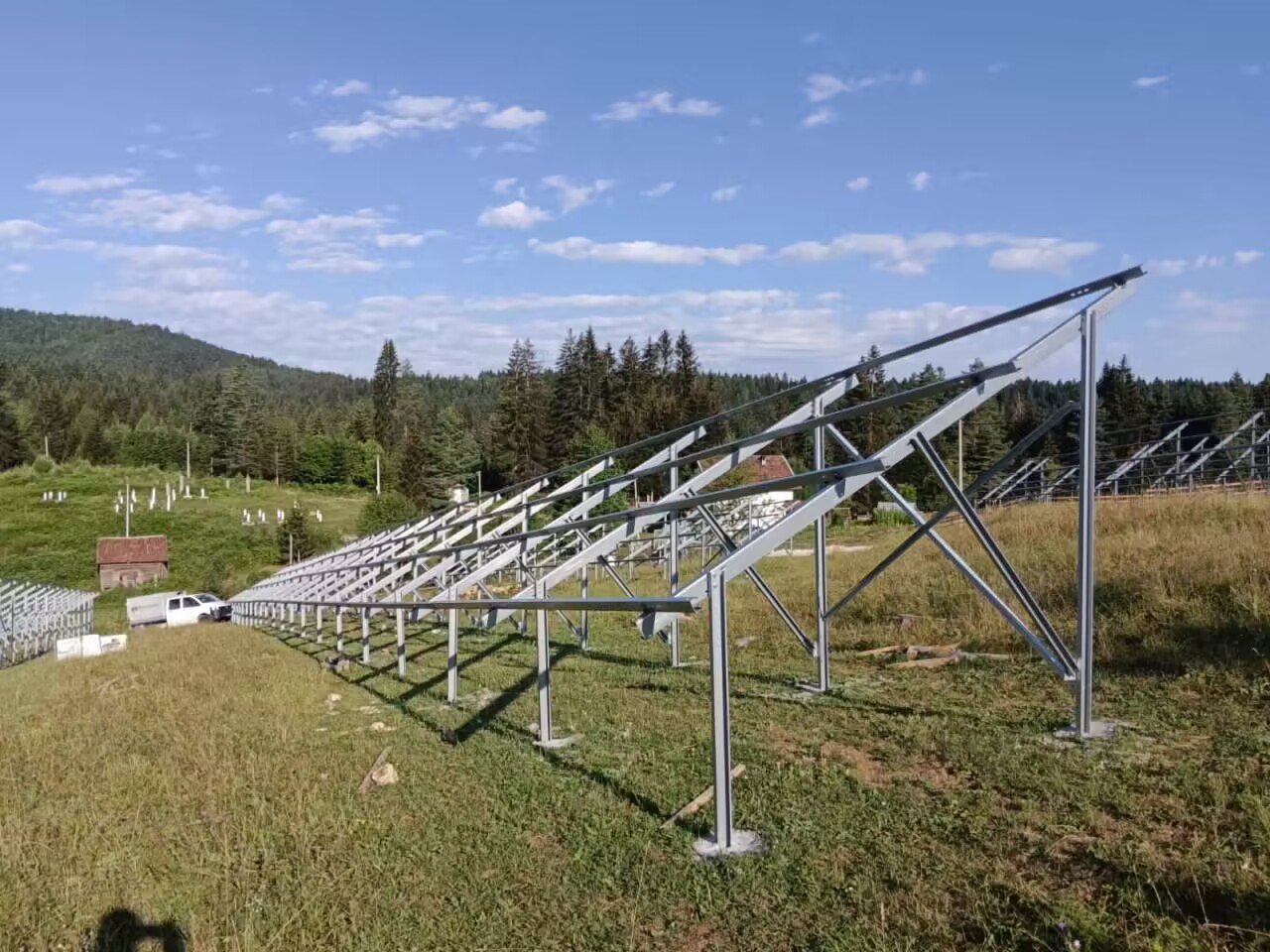 Quels matériaux sont principalement utilisés pour les supports solaires? 