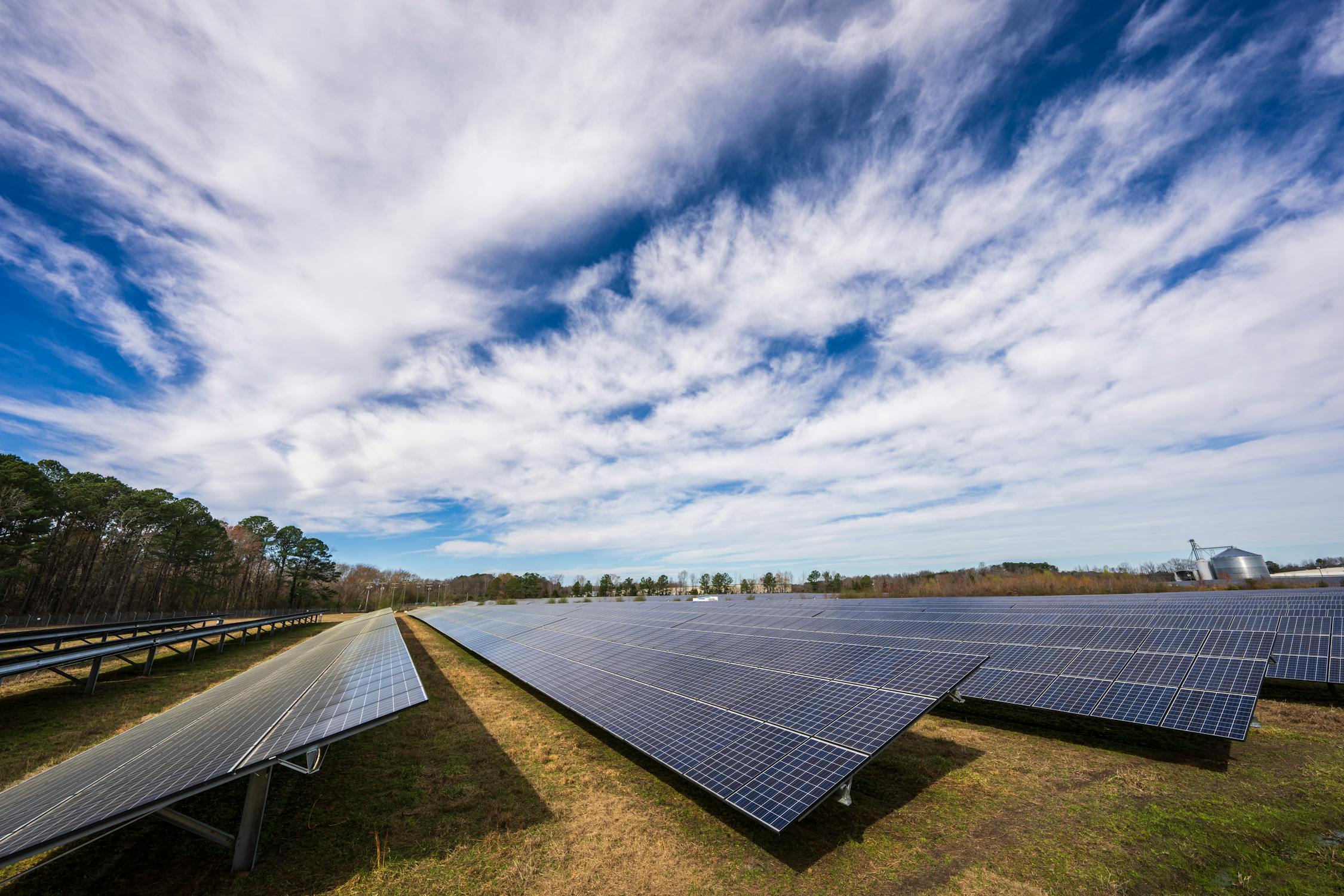 Comment garantir la sécurité et la fiabilité d’un système de production d’énergie photovoltaïque distribuée ?