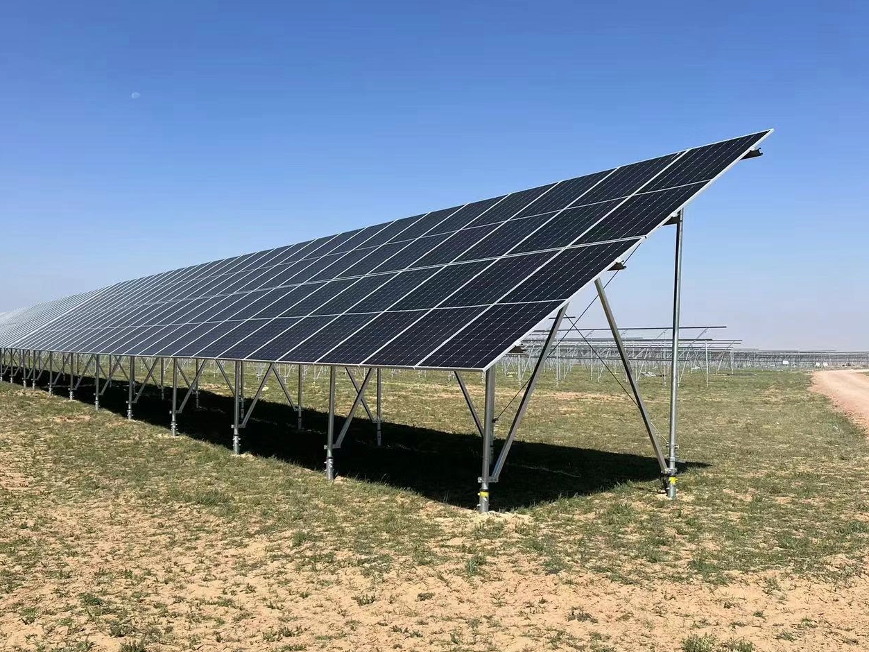 Quelles sont les solutions pour installer des supports au sol sur un terrain en pente?