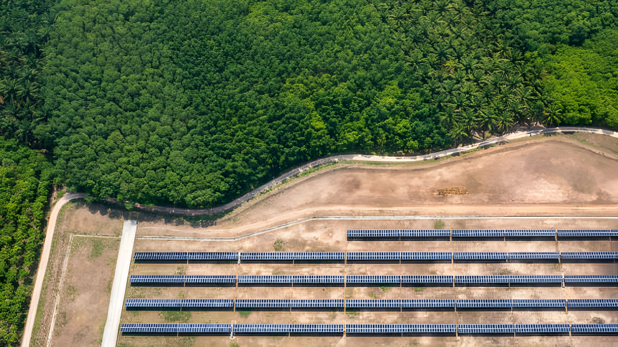 Concevoir des fermes solaires montées au sol pour une production maximale: considérations clés et meilleures pratiques