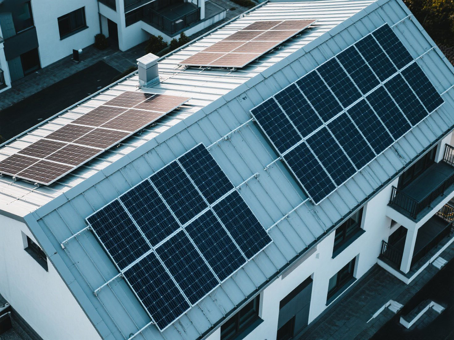 Considérations de conception clés pour les systèmes de montage solaire sur différents types de toit